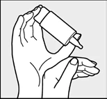 Due mani tengono un flaconcino bianco con pipetta, una mano sostiene il fondo del contenitore mentre l'altra lo stabilizza dall'alto per dosare il farmaco
