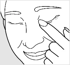 Disegno che raffigura un primo piano del volto di una persona con gli occhi chiusi, il cui dito indice tocca la palpebra inferiore dell'occhio sinistro