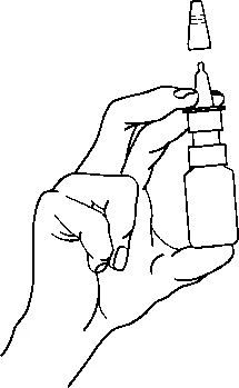 Mano sosteniendo verticalmente un frasco con gotas nasales, con la tapa desenroscada situada encima del dosificador