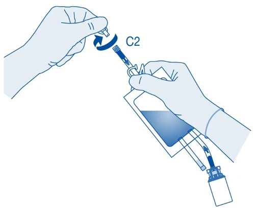 Dos manos en tonos azules; una sostiene una jeringa y realiza un movimiento giratorio indicado por la flecha C2, mientras que la otra sostiene una bolsa con líquido y un tubo