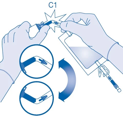 Dos manos con guantes conectan un tubo con el envase del medicamento, y flechas y ampliaciones muestran el proceso de doblar y girar el elemento C1