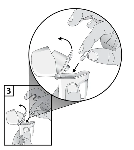 Mani che aprono il coperchio di un dispenser e inseriscono una capsula al suo interno, illustrando passo dopo passo il processo di preparazione del farmaco
