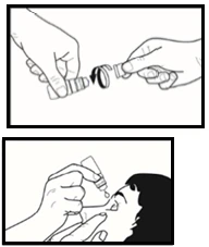 Dos manos desenroscando un frasco pequeño y una mano aplicando una gota de medicamento en el ojo de una persona con la cabeza ligeramente inclinada en perfil