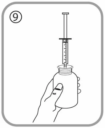 Mano che tiene una fiala di medicinale, con una siringa applicata verticalmente contenente uno stantuffo; accanto compare il numero nove cerchiato