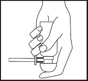 Mano che tiene verticalmente un applicatore medico bianco con un ago sporgente rivolto verso sinistra, su uno sfondo bianco uniforme