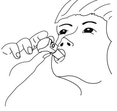 Disegno lineare che mostra una mano che impugna un piccolo contenitore con erogatore applicato alla bocca di una persona pronta a ricevere il farmaco