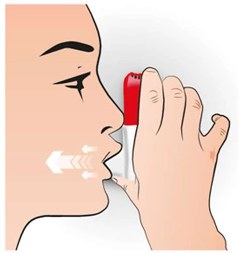 Profilo del volto di una persona che tiene un inhalatore rosso e bianco contro la bocca, con frecce bianche che indicano la direzione del flusso d'aria in entrata