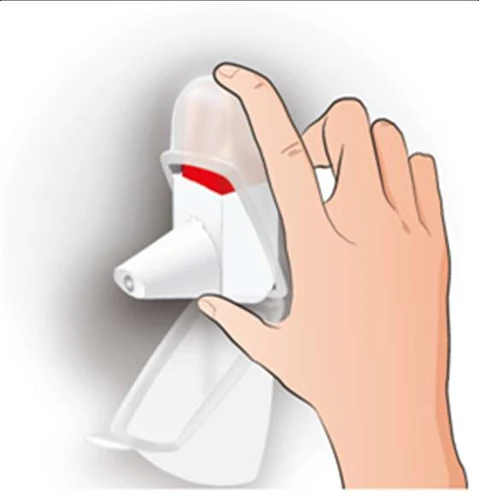 La mano destra impugna un inhalatore bianco con un rivestimento trasparente, all'interno del quale è visibile la parte rossa del farmaco, su sfondo chiaro