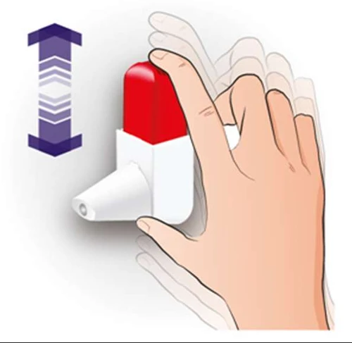 Mano sosteniendo un aplicador médico blanco y rojo, mostrando el movimiento de desplazar el dispositivo hacia arriba indicado por una flecha violeta