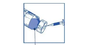 Primer plano de una jeringa con aguja insertada en el tapón de goma de un frasco de medicamento para extraer el preparado destinado a inyección