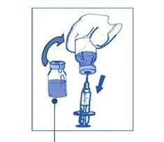 Mano desenroscando la tapa de un frasco con líquido, mientras una jeringa con aguja se mantiene verticalmente debajo del frasco, indicando el proceso de extracción del medicamento