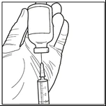 Mani che tengono una fiala di medicinale e una siringa con ago posizionata verticalmente sotto la fiala per prelevare il preparato da iniettare