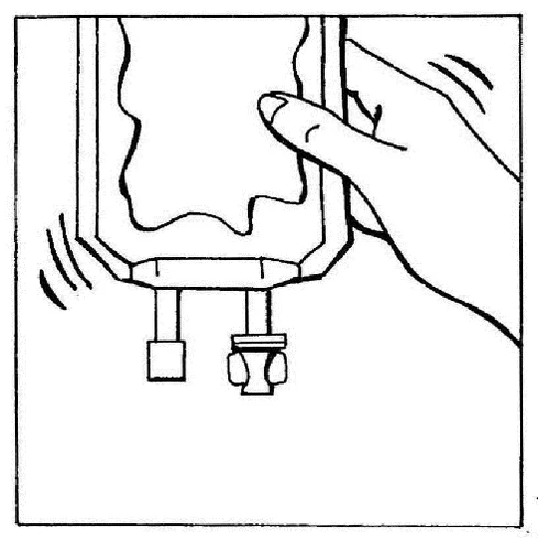 Mano sosteniendo verticalmente una bolsa con líquido médico, con dos válvulas visibles en la parte inferior para conectar drenajes o catéteres