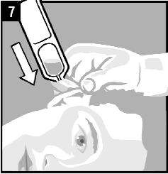 Mano que sostiene un dispositivo médico cuya punta se indica con una flecha dirigida hacia la piel del rostro, en la zona bajo el ojo y la mejilla
