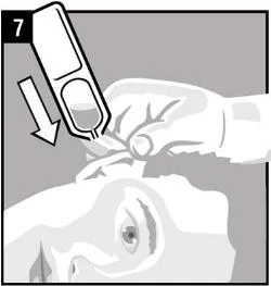 Mano sosteniendo un inyector acercándolo al rostro de una persona, indicando con una flecha la dirección del movimiento del dispositivo hacia la piel en el paso siete