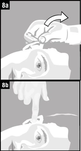 Dos ilustraciones que muestran una mano colocando una tirita en la frente en la parte 8a y el dedo índice presionando la tirita sobre la frente en la parte 8b