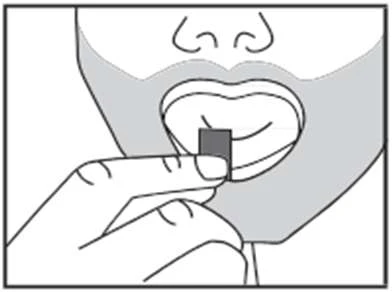 Una mano che tiene un piccolo tablet rettangolare e lo avvicina alla bocca aperta di un uomo per ingerire il farmaco