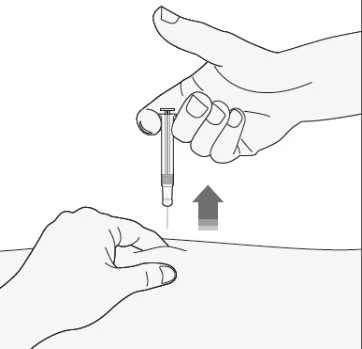 Una mano che impugna l'iniettore diretto verticalmente verso la pelle, una freccia indica il movimento verso l'alto, l'altra mano stabilizza la superficie corporea