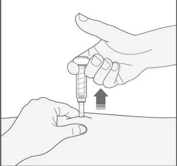Una mano che impugna l'iniettore posizionato verticalmente sopra la pelle, una freccia indica la direzione del movimento verso l'alto dopo la somministrazione del farmaco