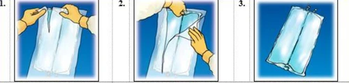 Tre illustrazioni che mostrano il processo di preparazione del liquido: mani con guanti che aprono una borsa, la tagliano e mostrano la borsa pronta appesa con il drenaggio