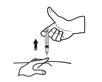 Mano che impugna una siringa con l'ago diretto verso il basso verso la seconda dita dell'altra mano, una freccia nera indica il movimento della siringa verso l'alto