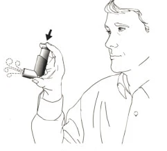 Hombre sosteniendo un inhalador, presionándolo con el pulgar, mientras del difusor sale un medicamento pulverizado en forma de pequeñas gotas