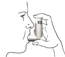 Perfil facial de una persona que sostiene el inhalador cerca de la boca y la nariz para recibir una dosis del medicamento mediante inhalación