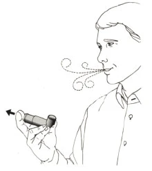 Hombre sosteniendo un inhalador en la mano y expulsando aire por la boca en forma de líneas discontinuas que simbolizan la respiración o el aerosol