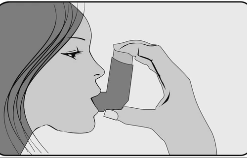 Profilo di una donna che tiene l'inalatore vicino alla bocca, pronta a inalare il farmaco, grafica in bianco e nero in stile medico