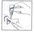 Mano sosteniendo un pequeño frasco de gotas oculares del que cae una gota directamente al ojo de una persona que suavemente tira del párpado inferior con el dedo