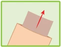 Una flecha roja apuntando hacia arriba indica la dirección para extraer un elemento plano y rectangular desde el interior de un tejido o objeto marrón claro