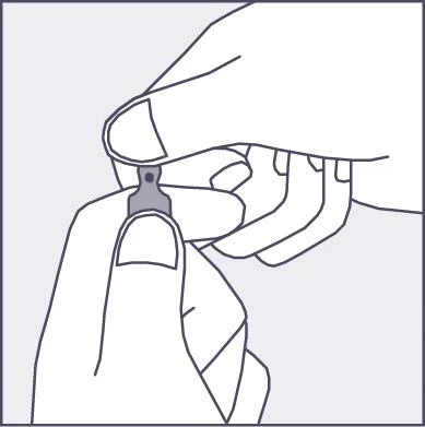 Dos manos sujetando y separando una pequeña pieza rectangular del envase o protección de un producto médico