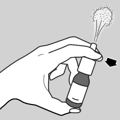 Mano che tiene un piccolo flacone con atomizzatore, da cui esce una nebbia vaporizzata verso l'alto, con una freccia nera visibile accanto che indica la direzione