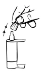 Mano con dita che preme sulla parte superiore del dispenser o della boccetta posizionata su una base stabile per l'applicazione del farmaco