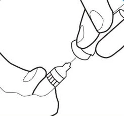 Due mani tengono una fiala di medicinale e una siringa; illustrazione del processo di perforazione del tappo in gomma della fiala con l'ago per prelevare il farmaco