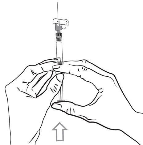 Dos manos sosteniendo verticalmente una jeringa con aguja, una mano agarra el tubo y la otra estabiliza la parte inferior del dispositivo, una flecha indica la dirección del movimiento hacia arriba