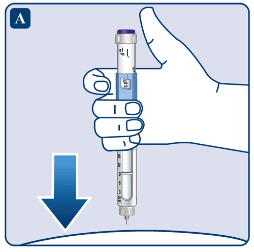 Mano che impugna verticalmente un iniettore bianco con tappo viola, orientato verso una superficie, con freccia blu che indica il movimento verso il basso