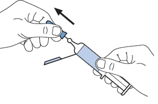 Dos manos sostienen una jeringa con líquido azul, una mano desenrosca la tapa azul indicando con una flecha la dirección del movimiento