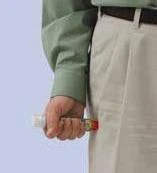 Hombre con camisa verde y pantalones claros sosteniendo en la mano un pequeño frasco de vidrio con contenido rojo sobre fondo azul claro