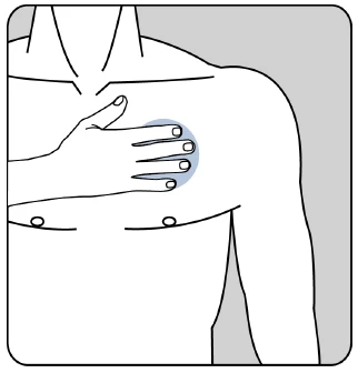 Figura schematica di un uomo con una mano appoggiata sul torace, che indica un cerchio di colore azzurro chiaro posizionato sul lato sinistro del cuore