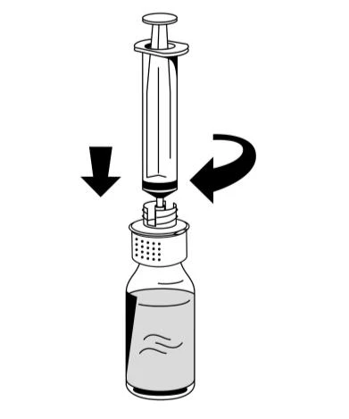 Disegno che mostra una siringa avvitata su una fiala contenente liquido, con frecce nere che indicano il movimento verso il basso e un movimento rotatorio verso destra