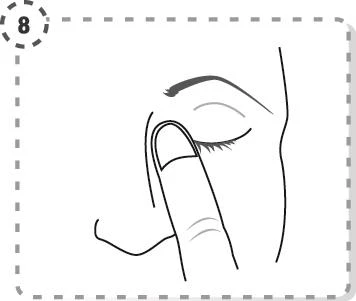 Dedo presionando suavemente sobre el ojo cerrado, masajeando el párpado para la aplicación del medicamento, con el número 8 dentro de un círculo visible en la esquina