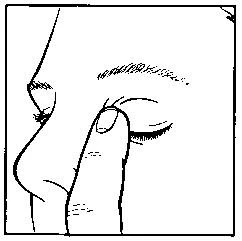 Primer plano del perfil de la cara con el ojo cerrado y el dedo índice tocando la base de la nariz y las zonas alrededor de los ojos