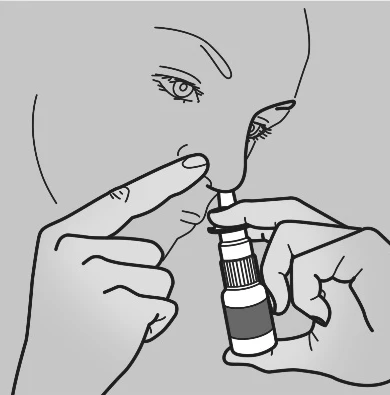 Disegno che ritrae il volto di una donna che con una mano solleva l'ala del naso, mentre con l'altra tiene e dirige l'erogatore dello spray all'interno della narice