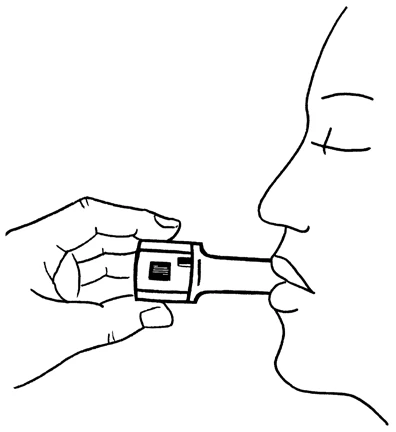 Linea nera che rappresenta una mano che impugna un inalatore in bocca a una persona che si sta preparando a fare un respiro attraverso il boccaglio del dispositivo