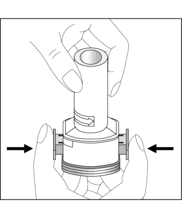 Hands holding an inhaler, one hand gripping the upper part of the device while the other presses the sides of the casing, indicated by black arrows