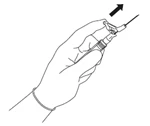 Mano che tiene una siringa con ago, orientata diagonalmente verso l'alto, con una freccia nera che indica la direzione del movimento di estrazione dell'ago dal corpo
