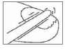 Disegno schematico che raffigura una mano che impugna un oggetto lungo, probabilmente un applicatore o una siringa, orientato con un angolo verso il corpo