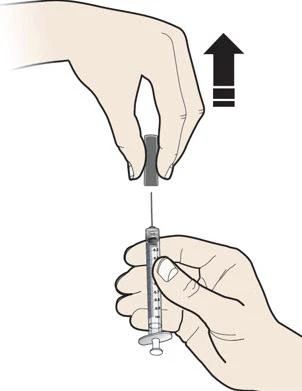 Manos sujetando una jeringa con aguja, donde la mano superior empuja decididamente el émbolo hacia arriba para extraer el medicamento del cilindro