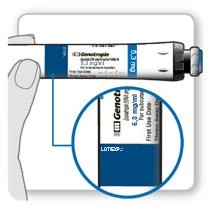 Mano che tiene un tubo del farmaco Genotropin 5,3 mg/ml con ingrandimento dell'etichetta che mostra le diciture LOT e EXP